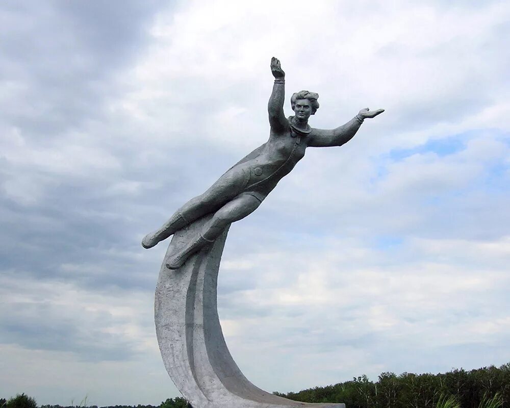 Памятник первому полету в космос. Памятник Валентине Терешковой в Баево. Памятник Валентине Терешковой в Алтайском крае. Баево Алтайский край памятник Терешковой.