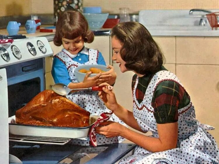 Советская хозяйка на кухне. Советская женщина на кухне. Советские дети на кухне. Домохозяйка на кухне с детьми.