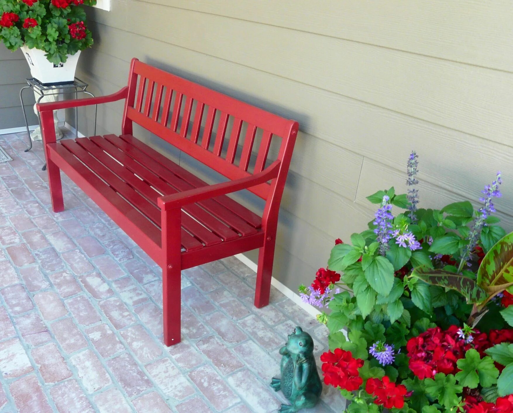 Скамейка. Скамейка в саду. Скамейка для дачи. Красная скамейка.