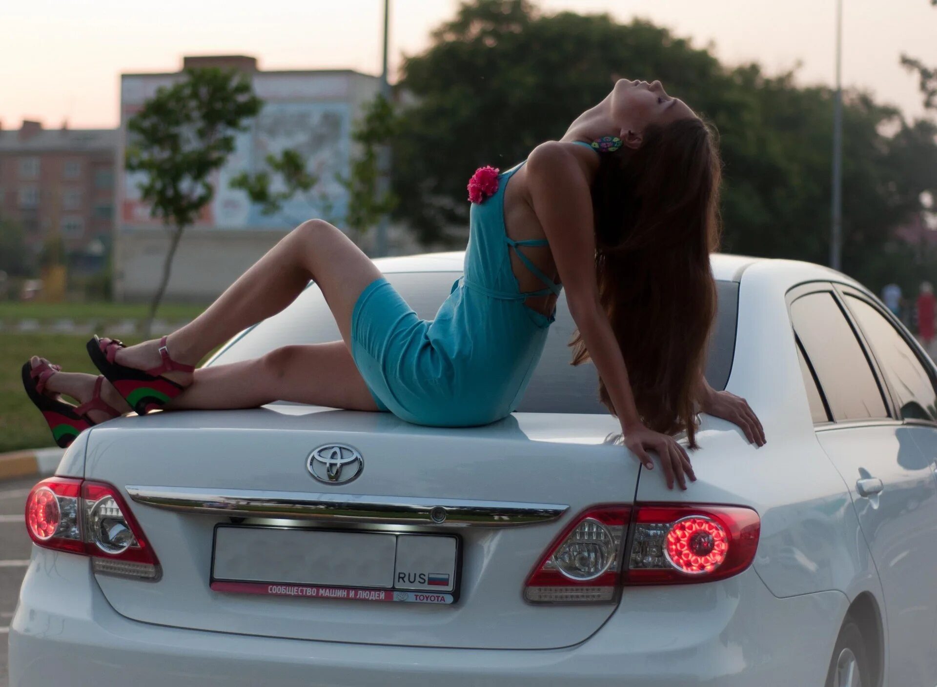 Девушка в машине. Тойота для девушки. Девушка на капоте. Фотосессия на крыше машины.