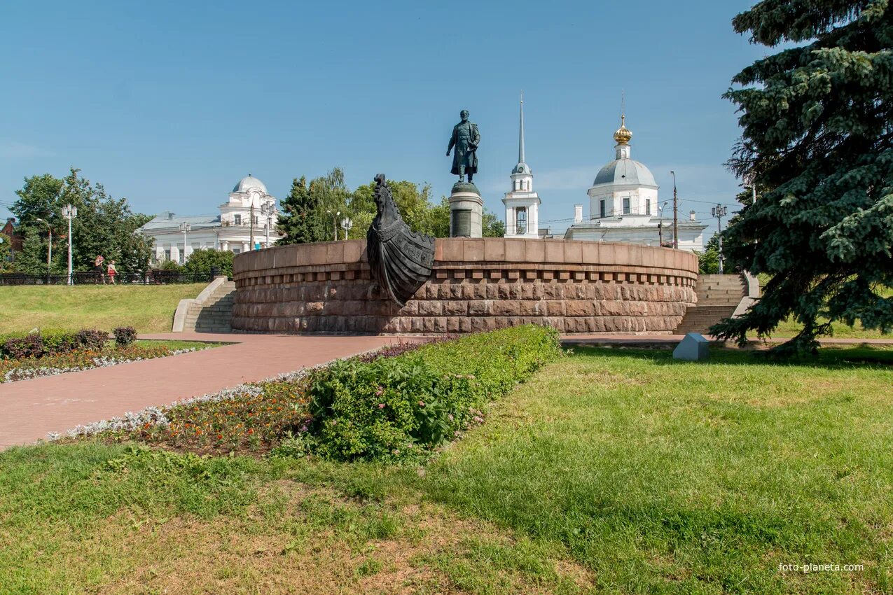 Памятники культуры тверской области. Памятник Афанасию Никитину в Твери. Памятник Афанасию Никитину достопримечательности Твери.