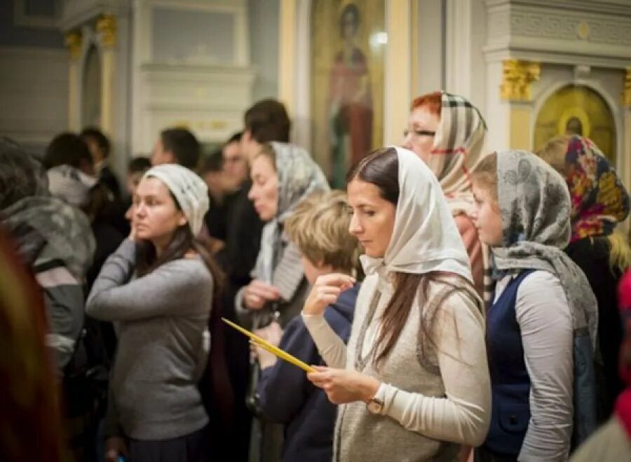 В церковь без платка. Православная женщина. Православная Церковь. Женщина в храме. Православная женщина в храме.