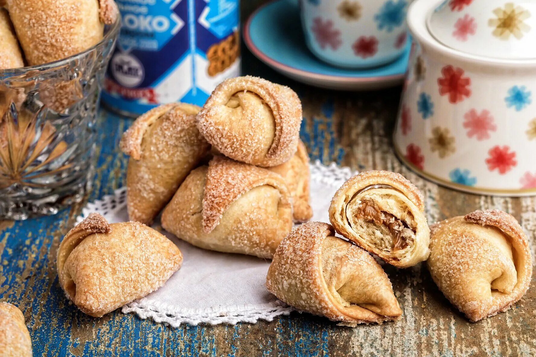 Рогалик со сгущенкой. Рогалики с вареной сгущенкой. Казахская выпечка. Печенье рогалики со сгущенкой вареной. Как приготовить печенье со сгущенкой