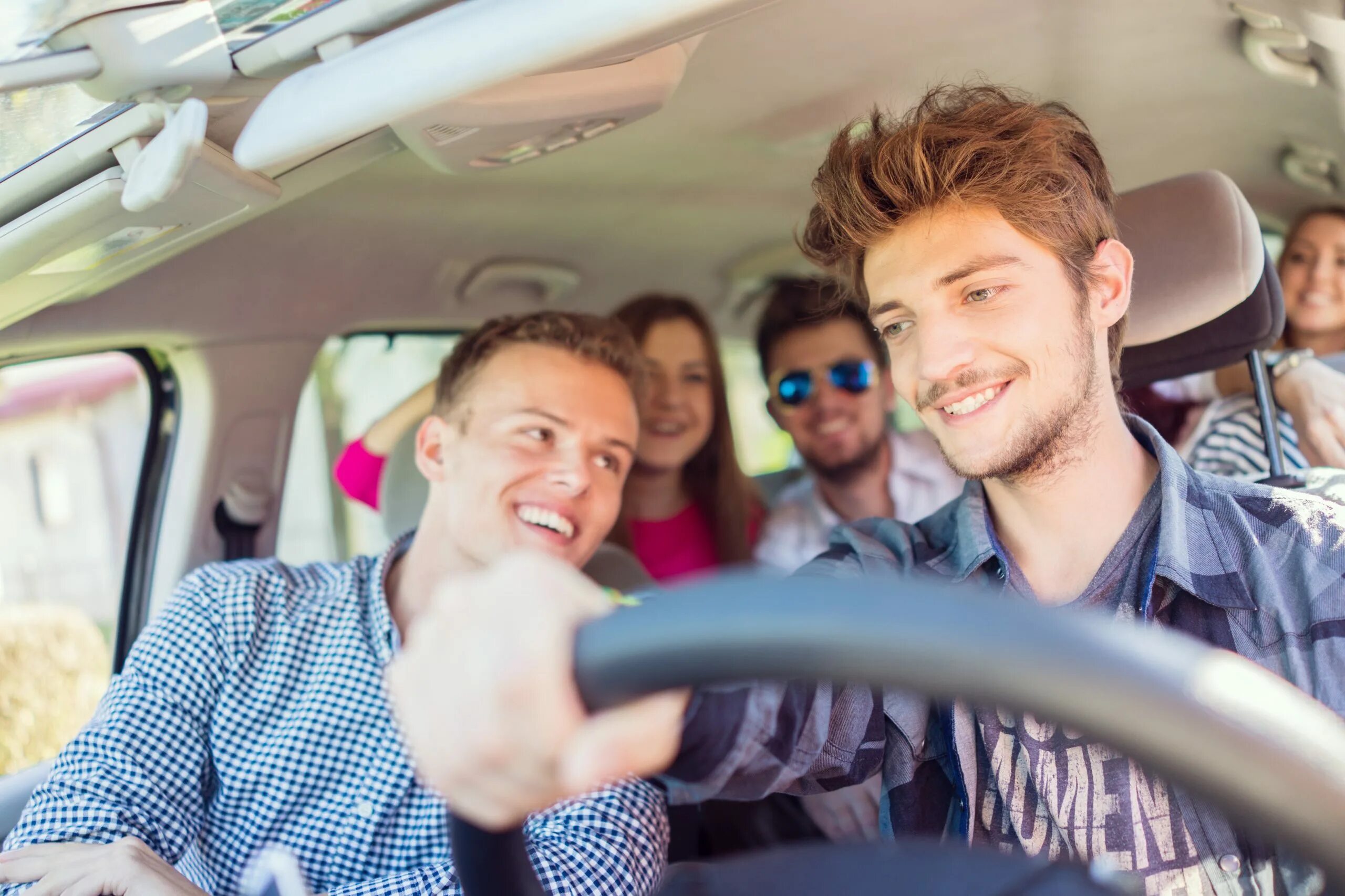 You must to drive. Машины для студентов. Молодые люди в автомобиле. Счастливые люди в машине. Путешествие с друзьями на машине.