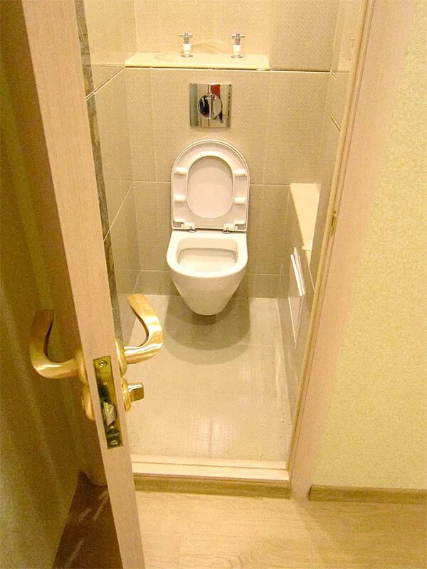 Короб для труб за унитазом. Короб для туалета закрывающий. Туалет трубы сбоку. Зашивка труб в санузле. Туалет трубы сбоку.