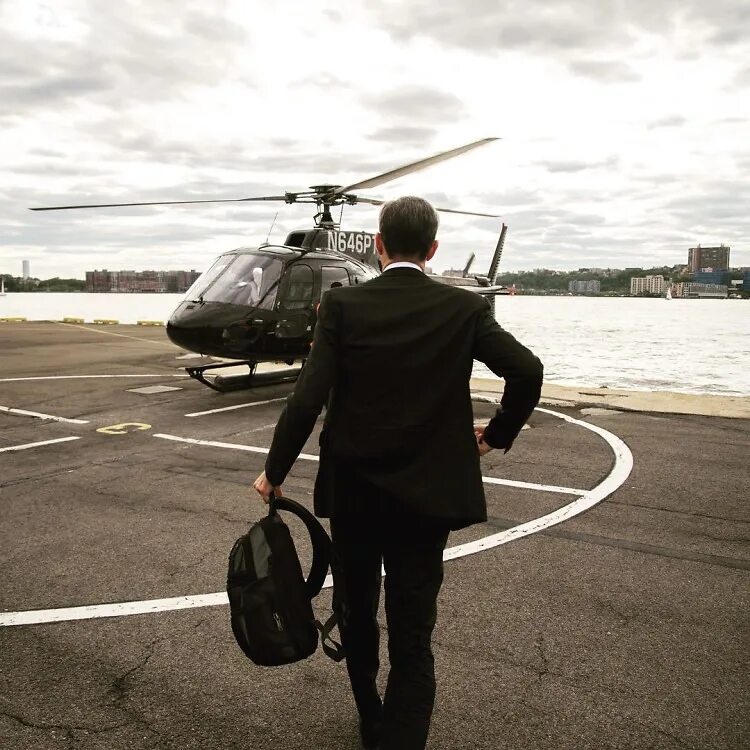 Вертолет. Airbus helicopters h145 mercedes benz style. Мужской вертолётик. Девушка с парнем на вертолете. Человек вертолет.