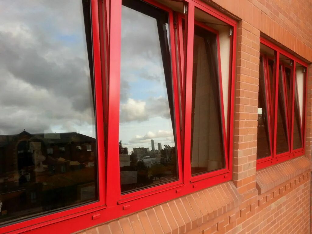 Цветные пластиковые окна. Красные пластиковые окна. Ламинация окон. Крашеные окна. Окна пластиковые красно