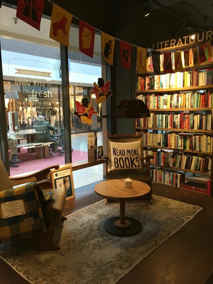 Книжное кафе. Кофейня библиотека. Уютный книжный магазин. Уютный книжный магазинчик.