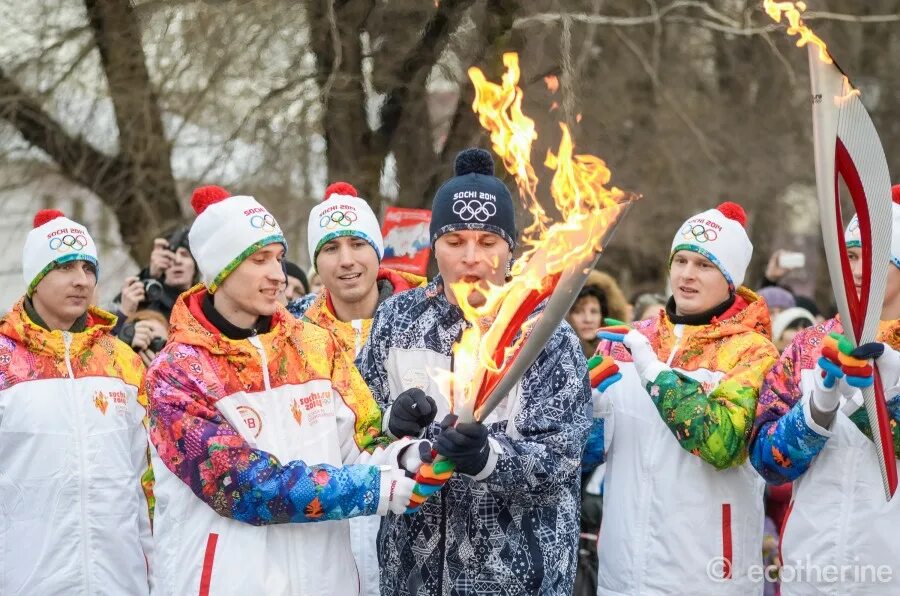 олимпийский огонь и факельная эстафета. олимпийский факелоносец 2014. олимпийский эстафета. эстафета олимпийского огня сочи 2014 факелоносцы. олимпийский огонь в сочи в 2014 году.