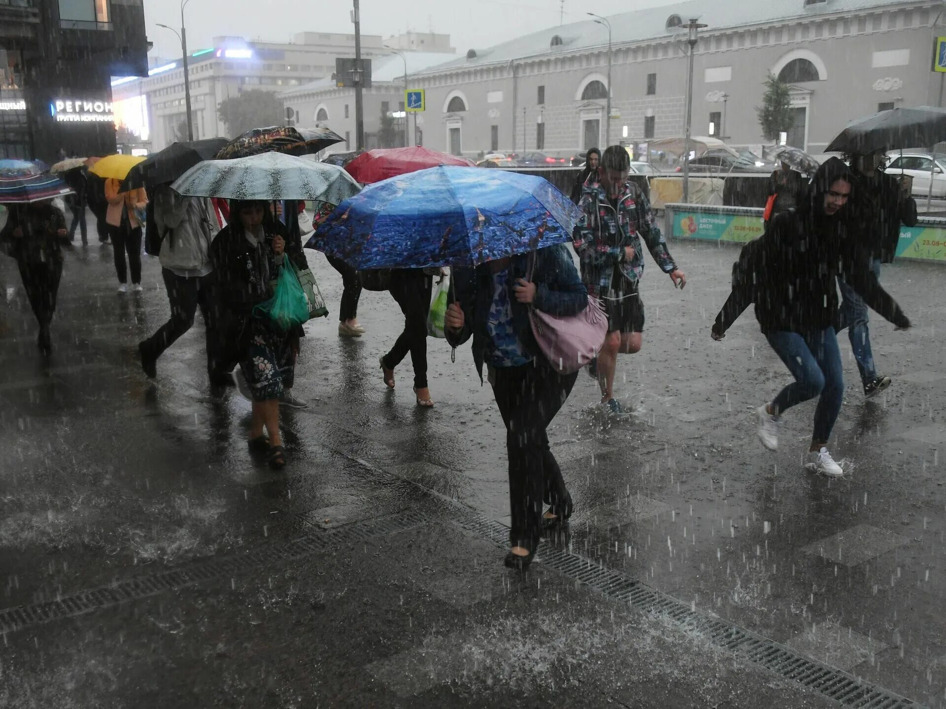 Ливень в Москве. Дождь в Москве. Проливной дождь в Москве. Сильный дождь в Москве.