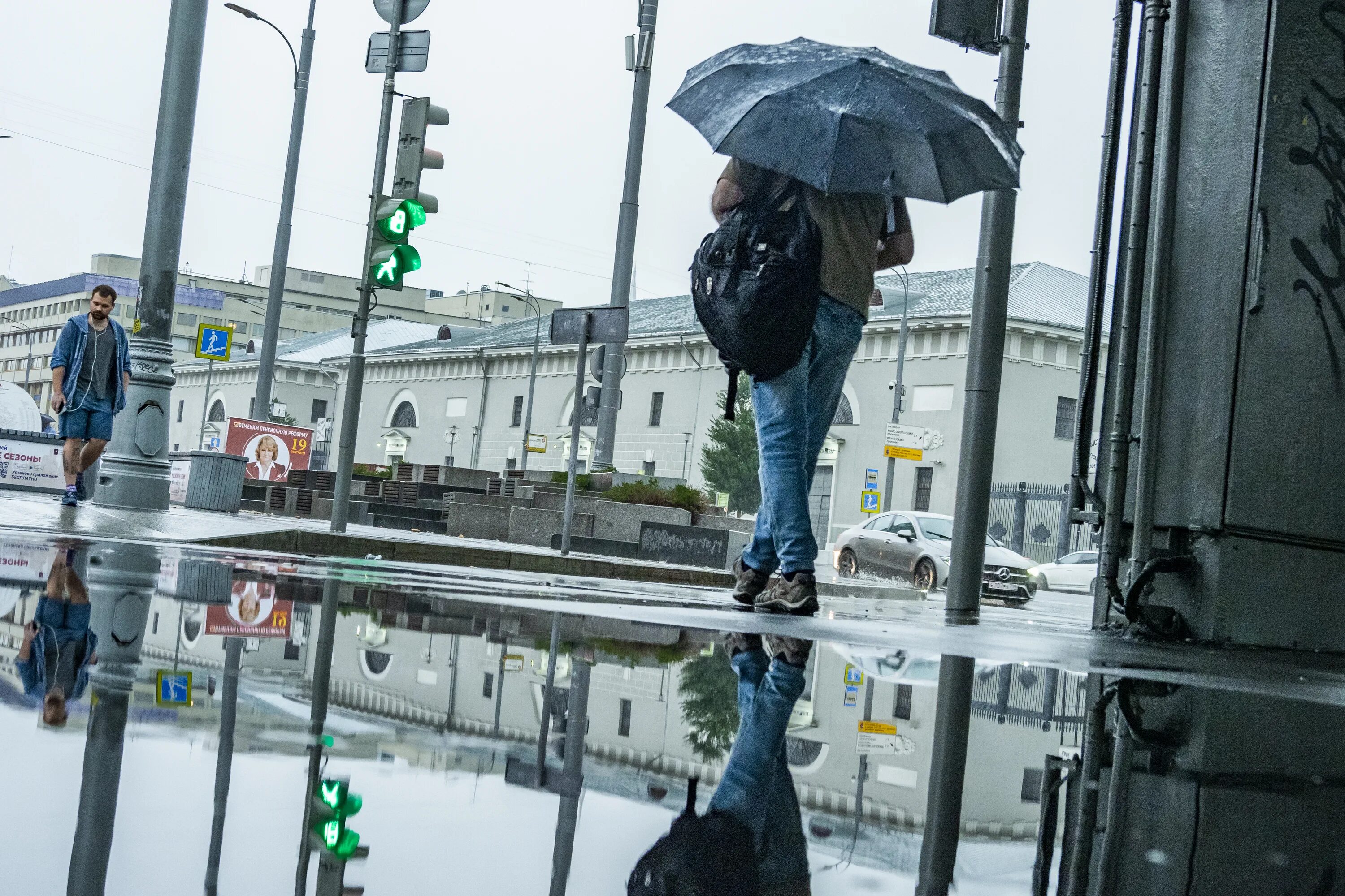 Почти не прекращающийся дождь. Штормовое предупреждение. дождь. день прогулок под дождем. потепление в городе.