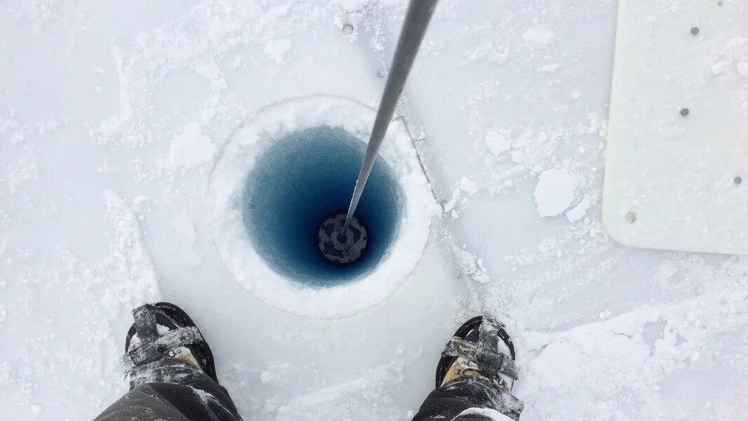 Какие трубы не замерзают зимой. Лед в колодце. Скважина во льду. Отверстие во льду. Ледяной колодец.