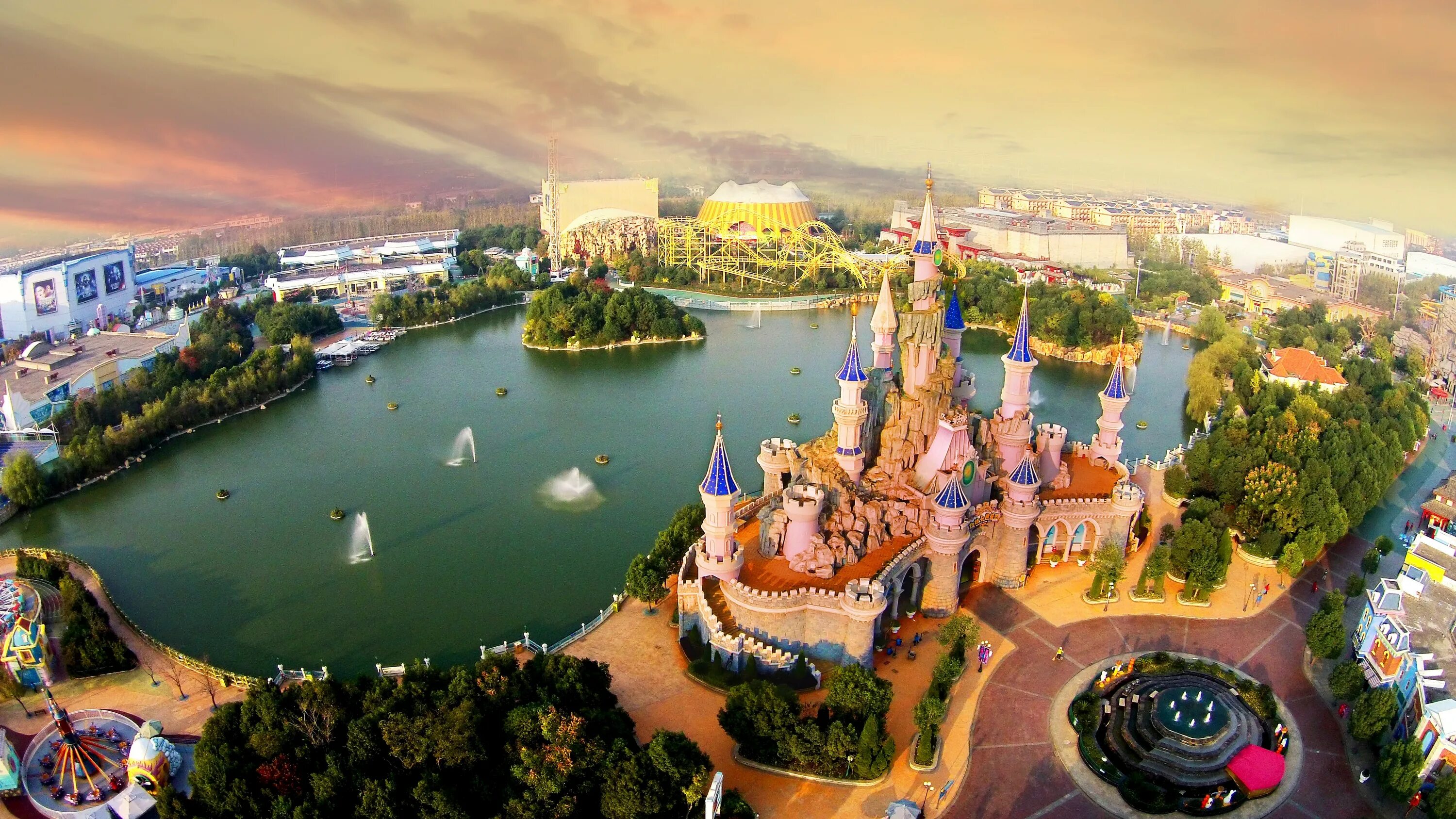 Parks around the world. Идеи тематического парка. Диснейленд (анахайм) at christmas. Диснейленд париж сады и парки франции. Самый необычный тематический парк.