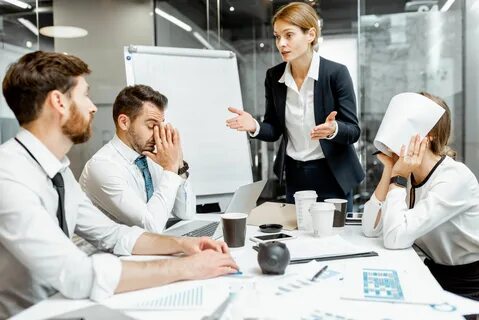 Организует работу других людей
