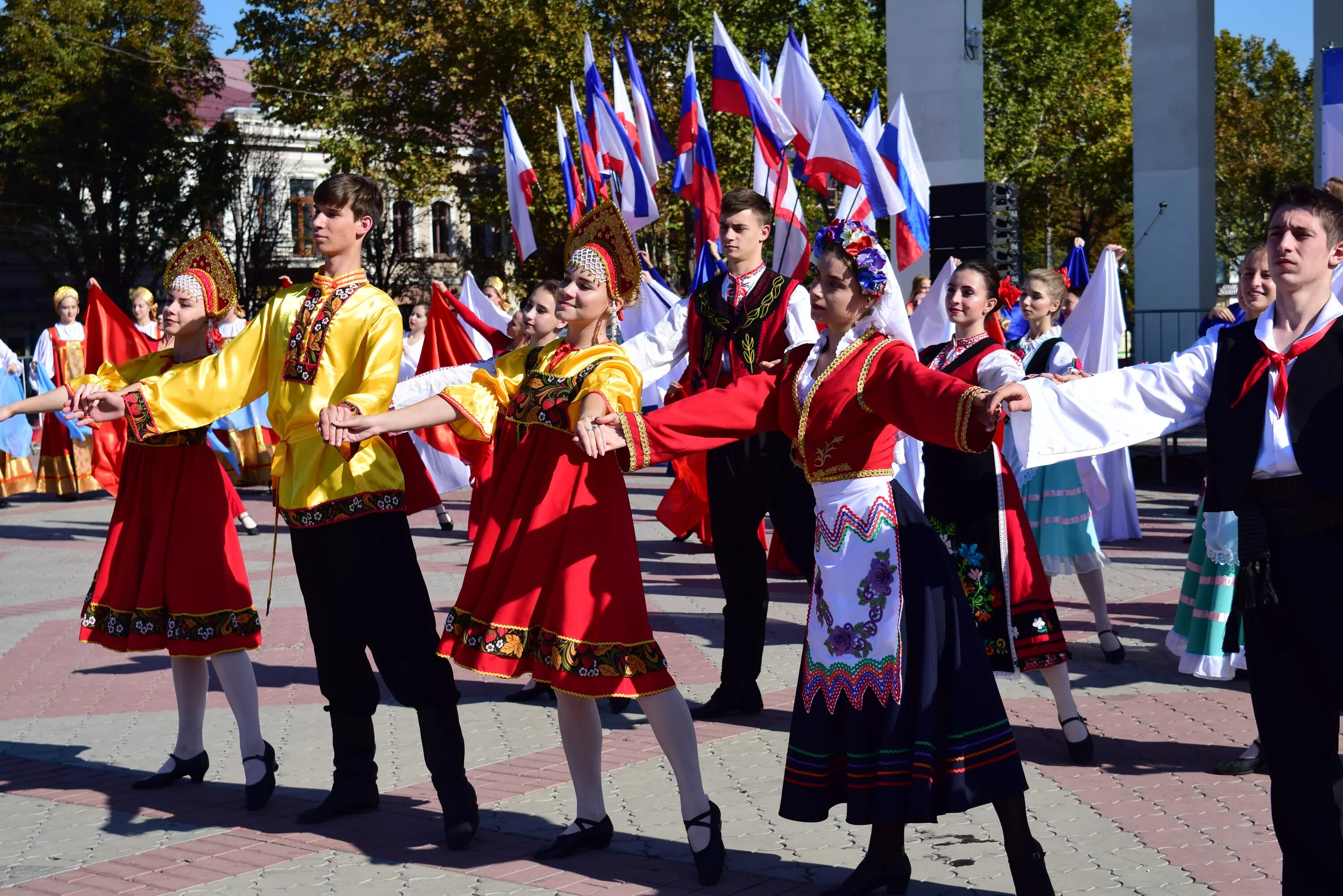 какие праздники отмечают в крыму. какие праздники отмечают в крыму. крымский флаг и российский. какие праздники отмечают в крыму. какие праздники отмечают в крыму.