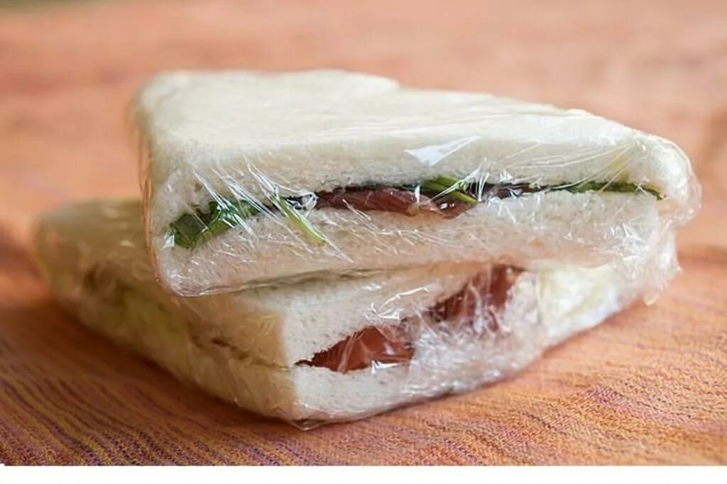 Бутерброд в пищевой пленке. Пленка для сэндвичей. Во что заворачивают сэндвичи. Сэндвичи упакованные. Тут рыбу заворачивали