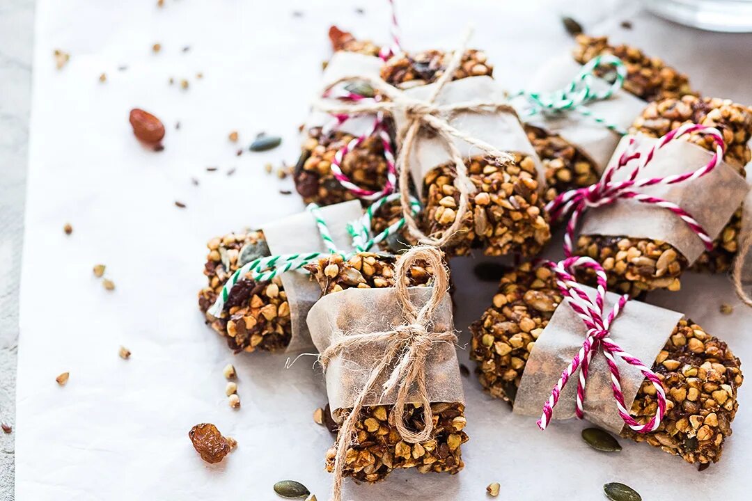 Овсяные мюсли батончики. Энергетический батончик. Пп батончики с орехами. Полезные батончики. Батончики снеки гранола.