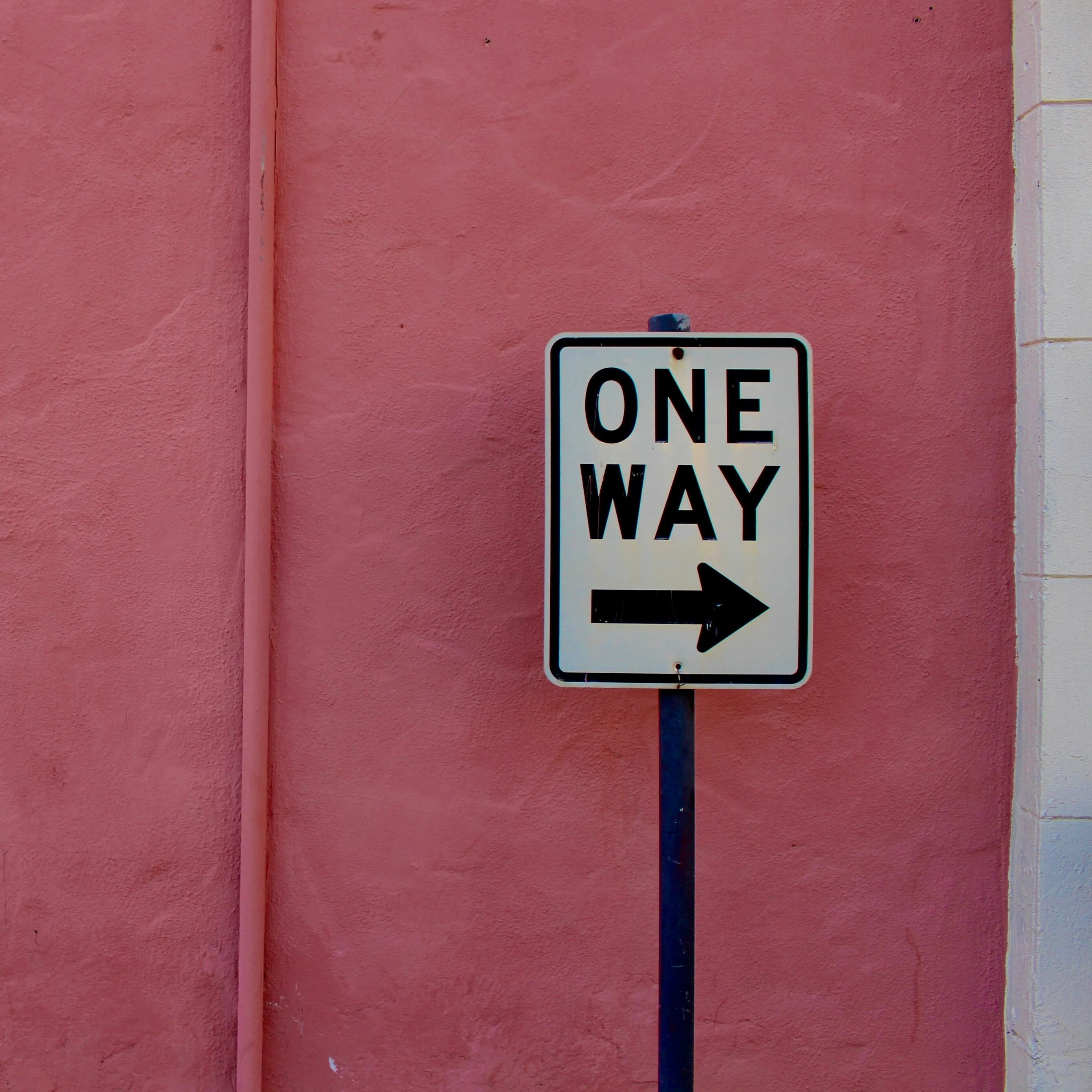 On one s way. Указатель на стене. Надпись one way. Указатель надпись на стене. One way указатель.