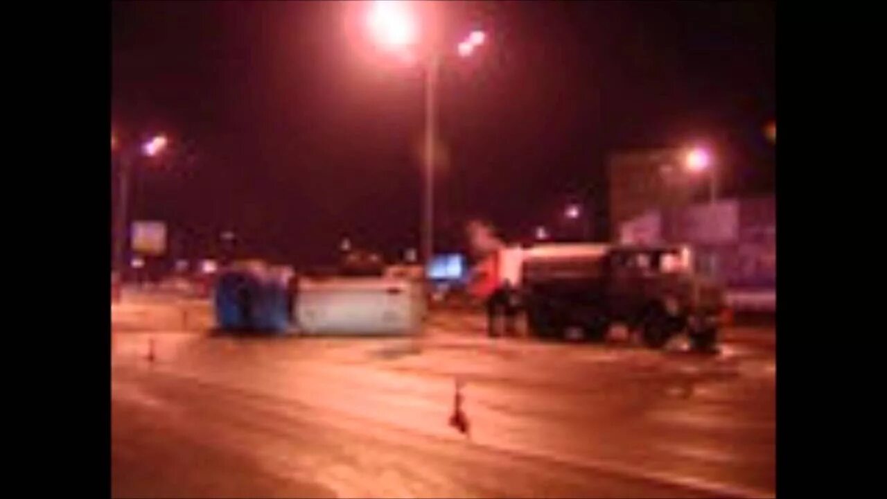 Грузовик перевернулся. Авария на мкаде вчера вечером. Москва. Грузовик перевернулся на мкаде. Маршрутка опрокинулась на севере москвы на м11.