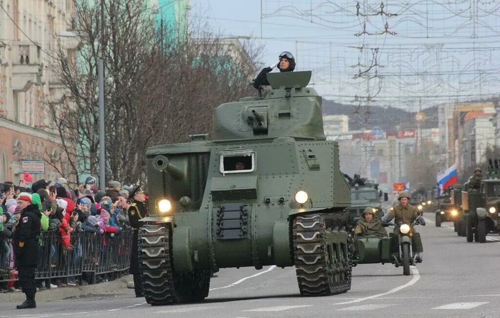Мастер-класс легендарный т-34. Танк в мурманске. Шерман на параде мурманск. Североморск памятник танк. Танк шерман в мурманске.