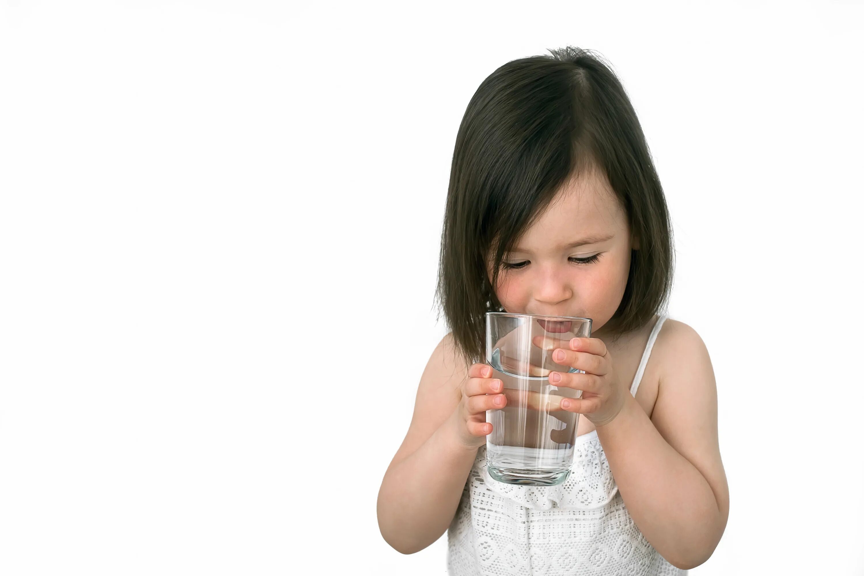 Девушка со стаканом воды. Девочка пьет воду. Девушка со стаканом воды и ребенком. Ребенок пьет воду на белом фоне.