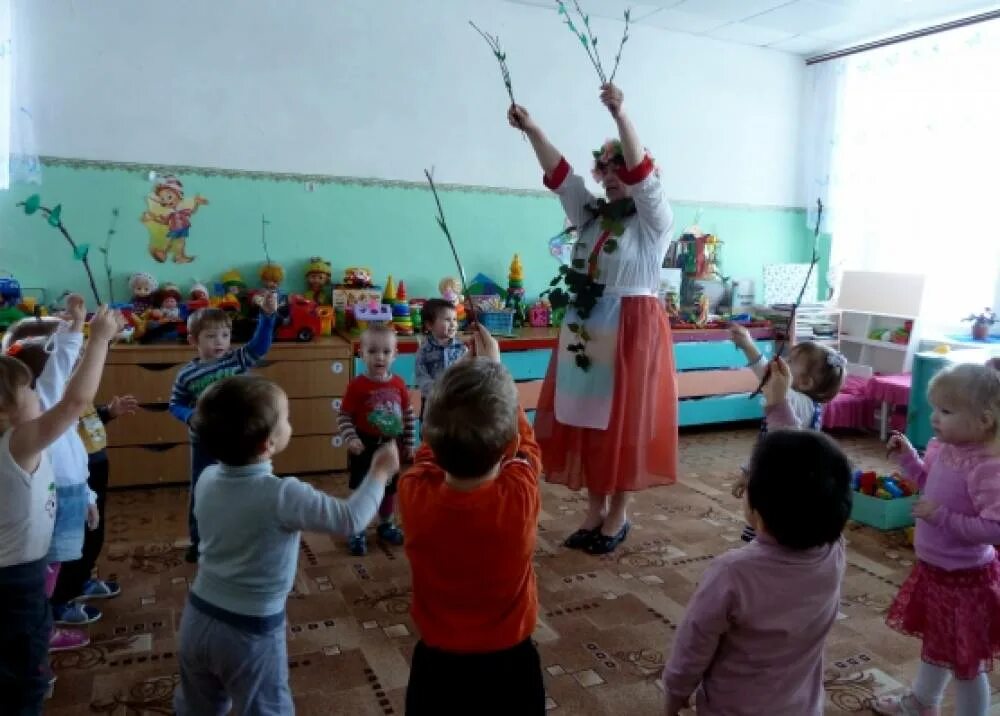 Весеннее развлечение в старшей группе детского сада. Праздник Веснянка в детском саду. Весенние развлечения в детском саду в младшей группе. Праздник Веснянка в подготовительной группе. Веснянка Весеннее развлечение детский сад.