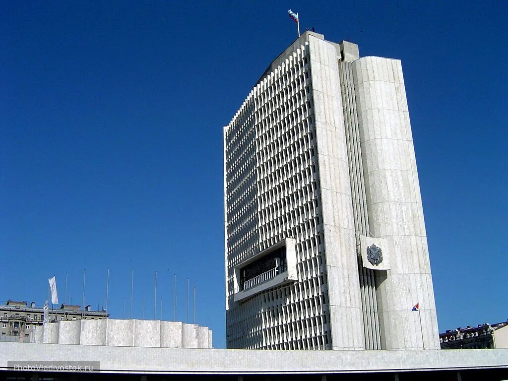 Здание владивостока. Белый дом владивосток. здание правительства владивосток. владивосток правительство приморского края.