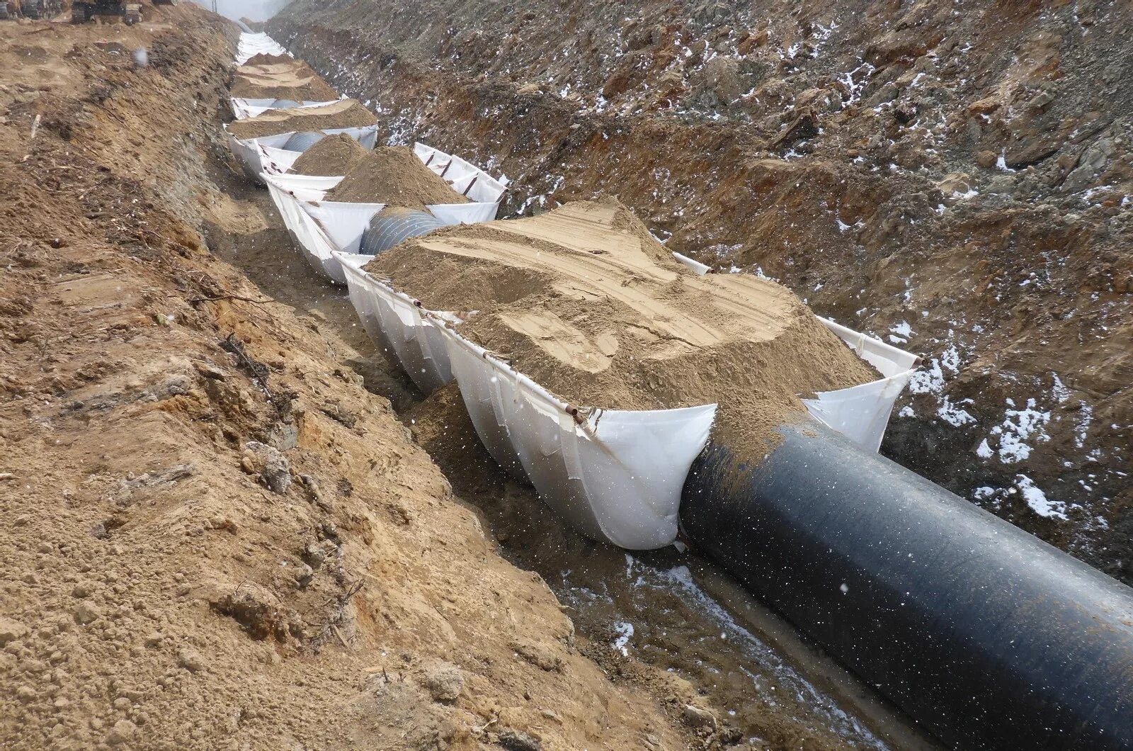 Канализационная труба в грунте. Прокладка магистральных коллекторов канализации 1400мм. Глубина закапывания для трубы 110 мм наружной канализации. Трубопровод в грунте. Прокладка трубы корсис.