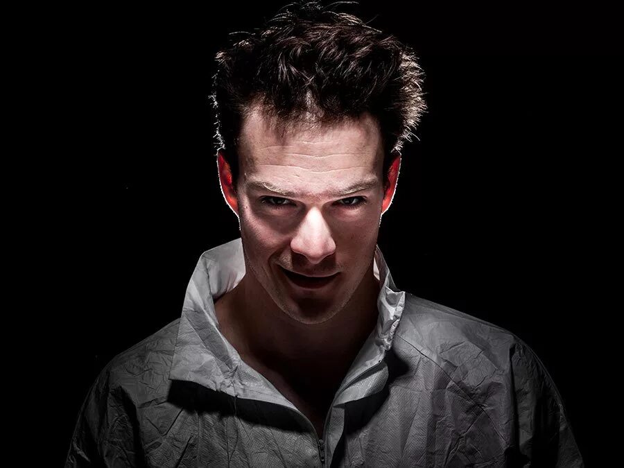 Веселый парень. Безбашенный парень. Забавный парень. Сумасшедший мужчина. Психопат в смирительной рубашке.