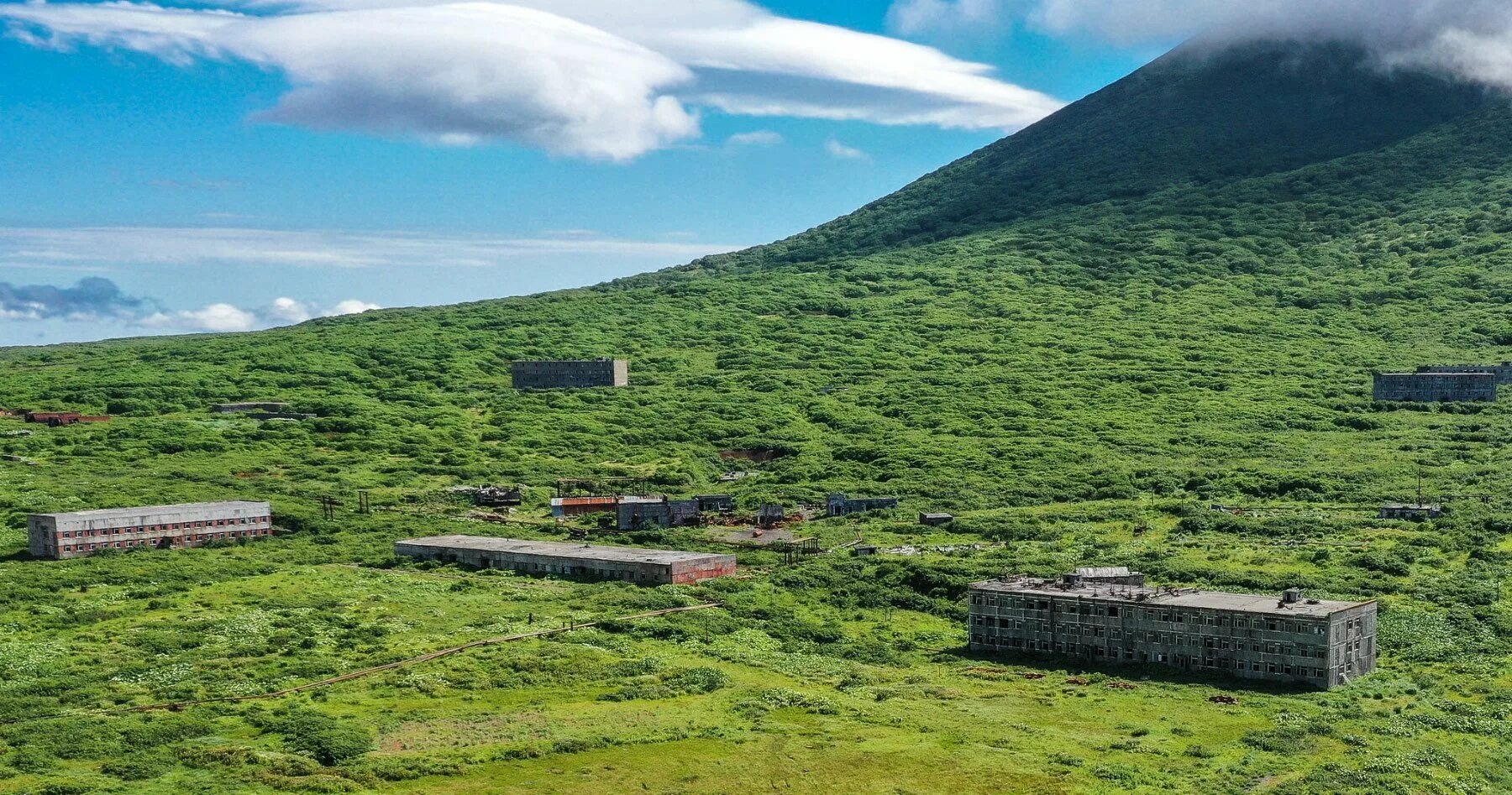 Село курил. Бухта Броутона на острове Симушир. Поселок Кратерный остров Симушир. Курилы остров Итуруп поселок. О Симушир Курильские острова.