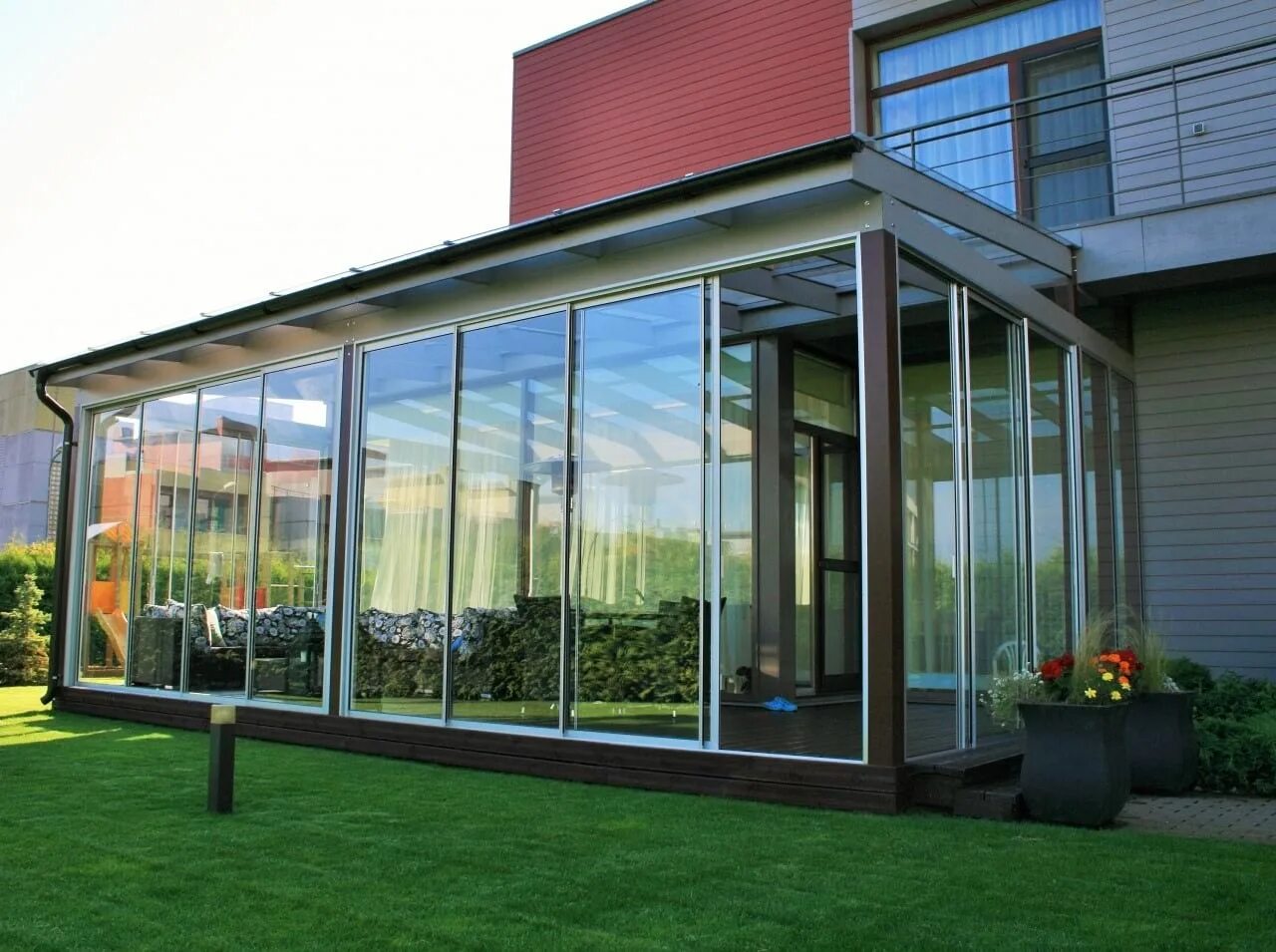Алюминиевые окна для веранды. Остекление террас сиал. Беседка остекление алютех. Раздвижное остекление веранды и террасы. Алютех 100 раздвижка беседка.