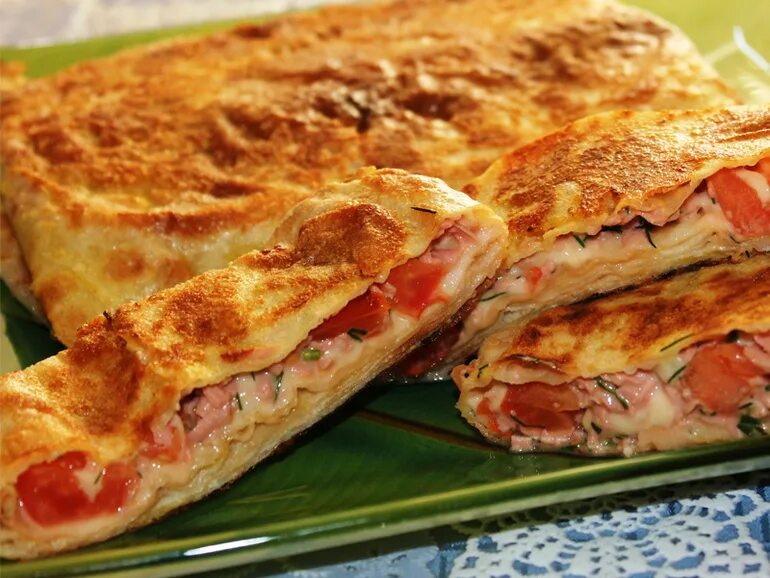 Рецепт из резанного лаваша. Шаурма в лаваше. Грузинский пирог ачма. Грузинский пирог ачма. Ачма грузинская ленивая.