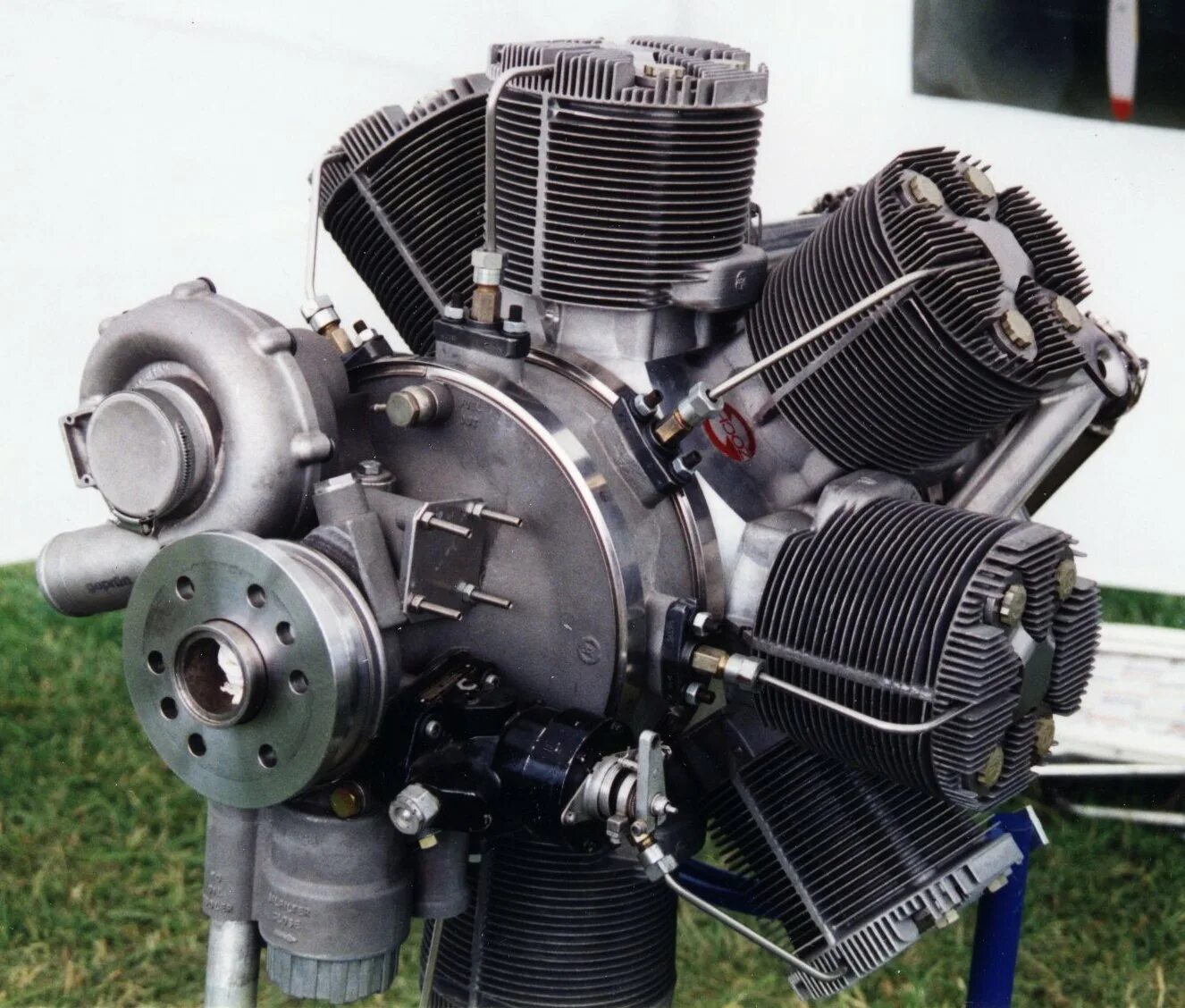 Гомель купить двигатель. Двухтактный авиадизель м-305. Pratt & Whitney r5600 XBSAP. 56 Цилиндровый. DELTAHAWK Diesel aircraft engines. Анзани авиадвигатель.