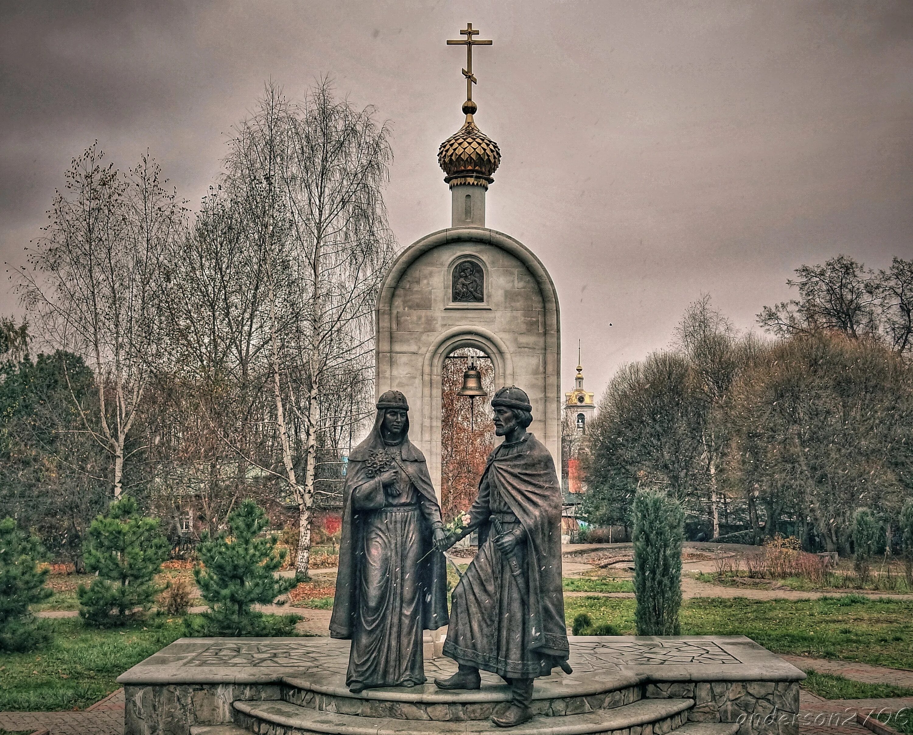 Памятник Петру и Февронии в Муроме. Памятник Петру и Февронии в Дмитрове.