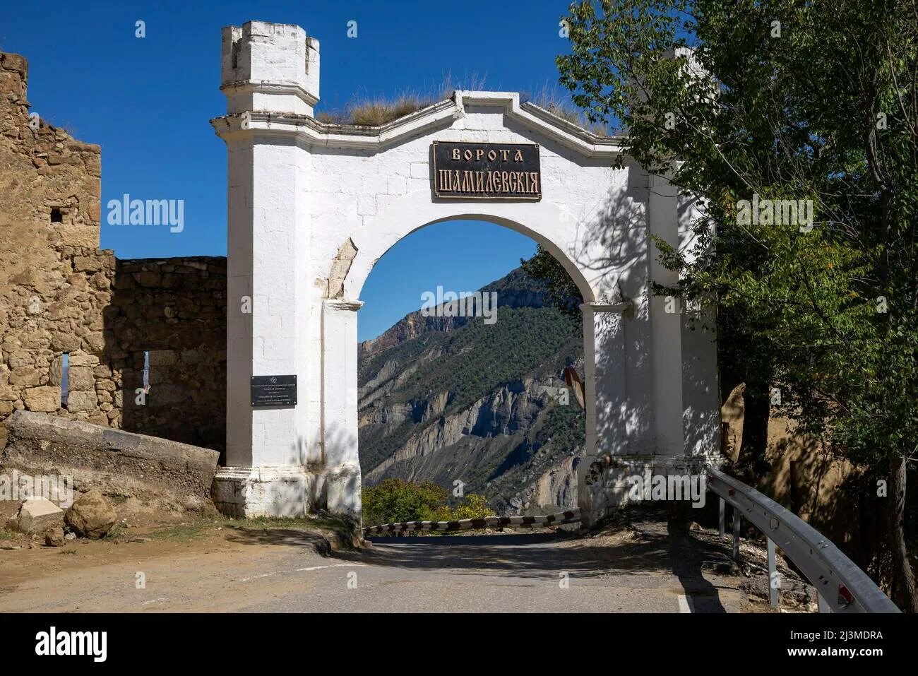 Ворота шамиля верхний гуниб. Аул гуниб дагестан крепость. Ворота шамиля в гунибе. Крепость гуниб дагестан. Башня шамиля в гунибе.