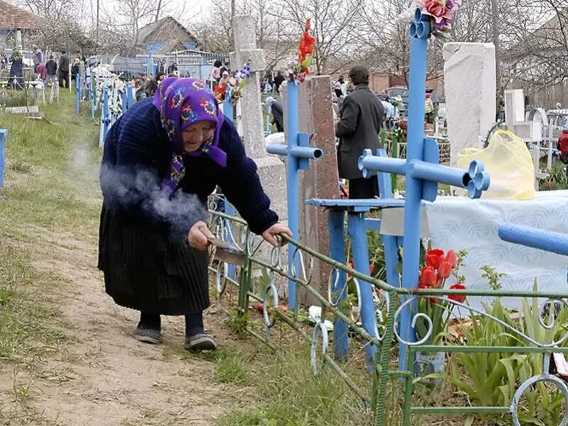 В троицк можно ходить на кладбище. Кладбище радоница радоница. бабушка на кладбище. радоница на кладбище.