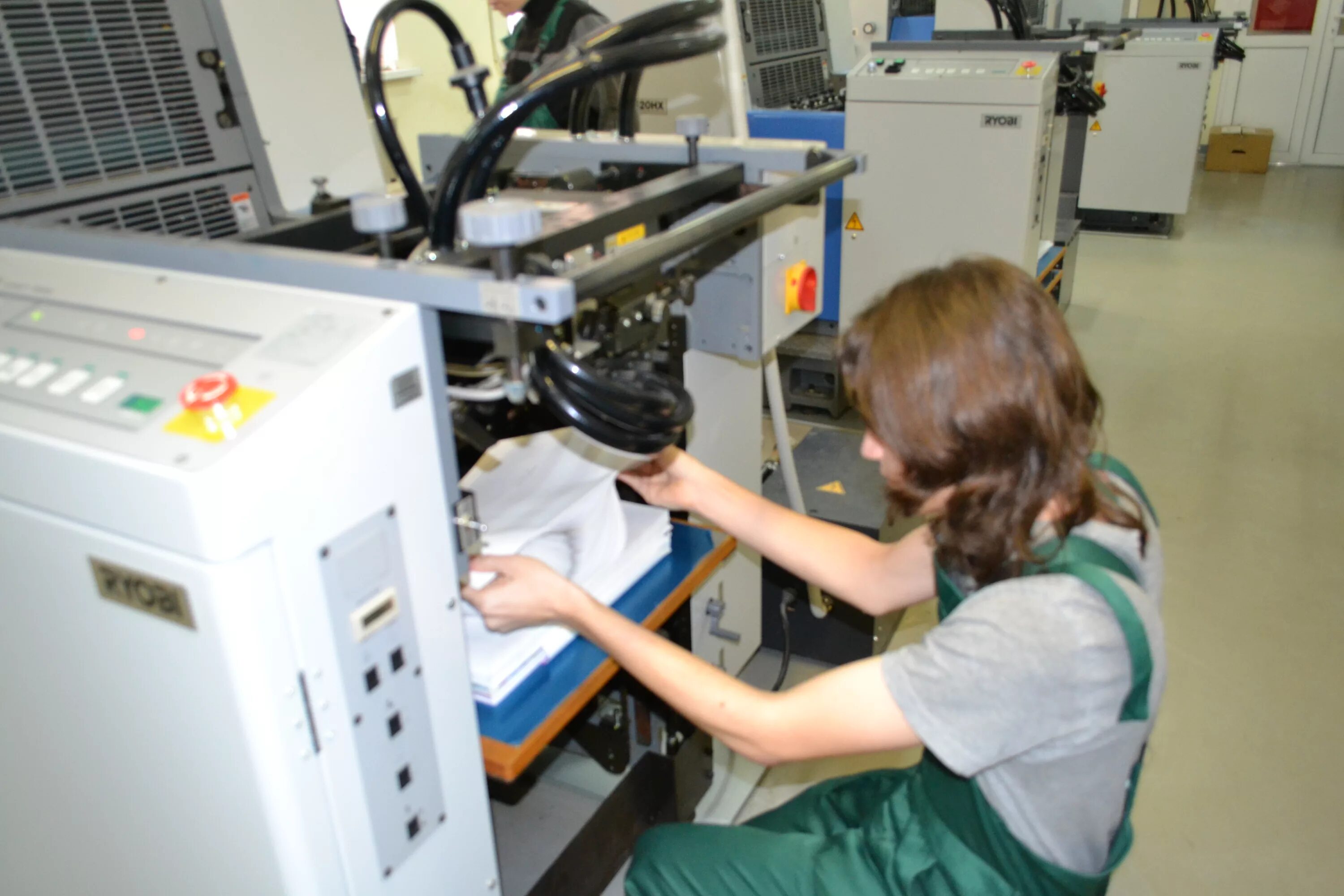 печатник в типографии. печатник за станком. типография для детей. профессия печатник в типографии. печатные станки для типографии.