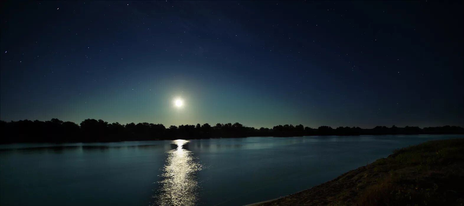 Ночная река слова. Ночь Луна река. Река ночью. Летняя ночь. Ночное озеро.