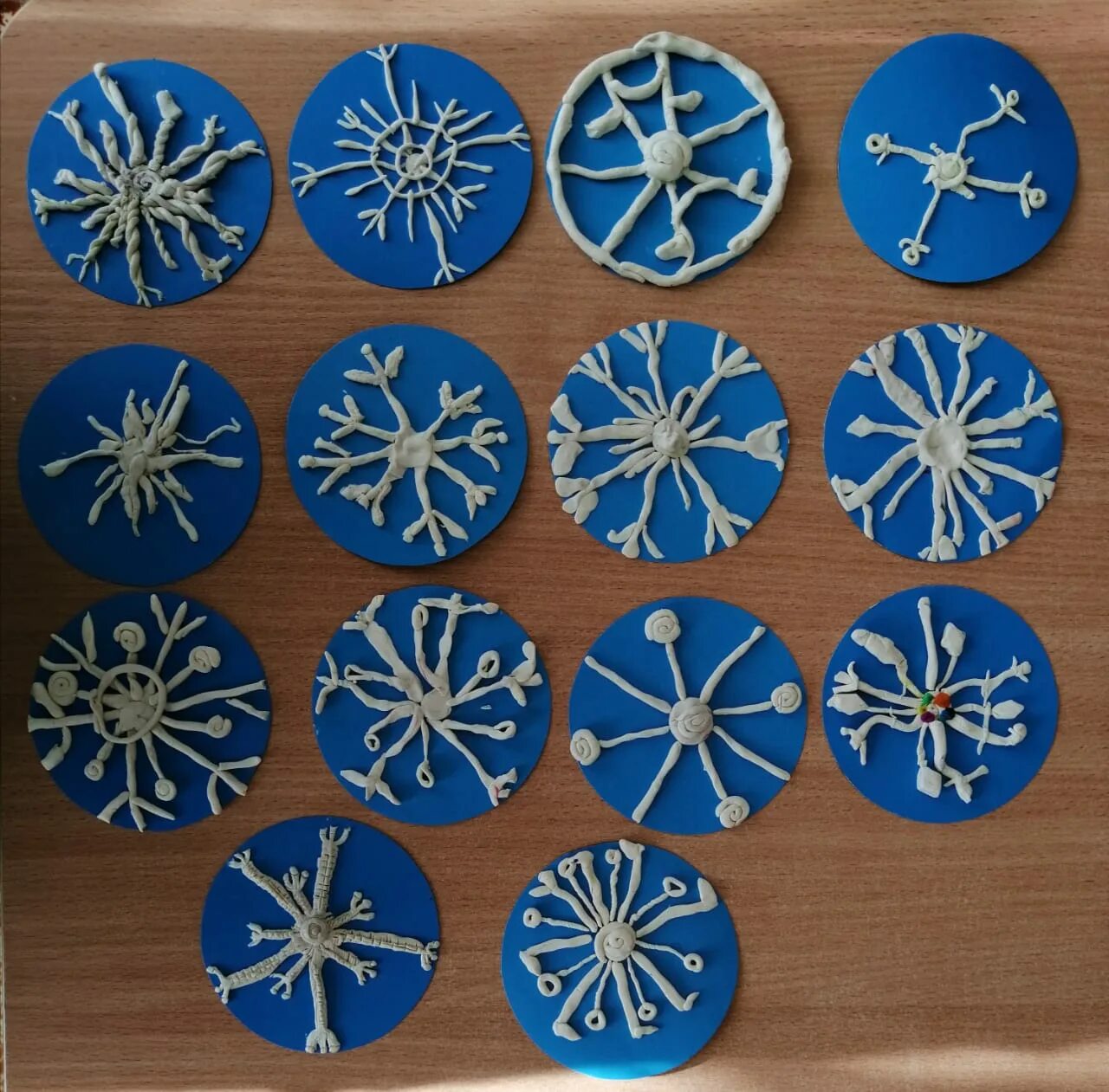 Лепка снежинка в старшей группе. Лепка снежинка. Лепка снежинка средняя группа. Лепка снежинка средняя группа. Лепка снежинка в старшей группе.