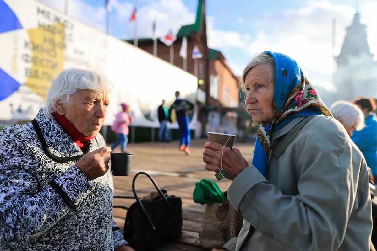 Российские пенсионеры получили. Пенсионеры. Пожилые люди в России.