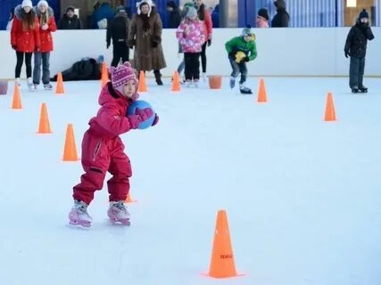 Первый мальчик на коньках пробегает 8 м