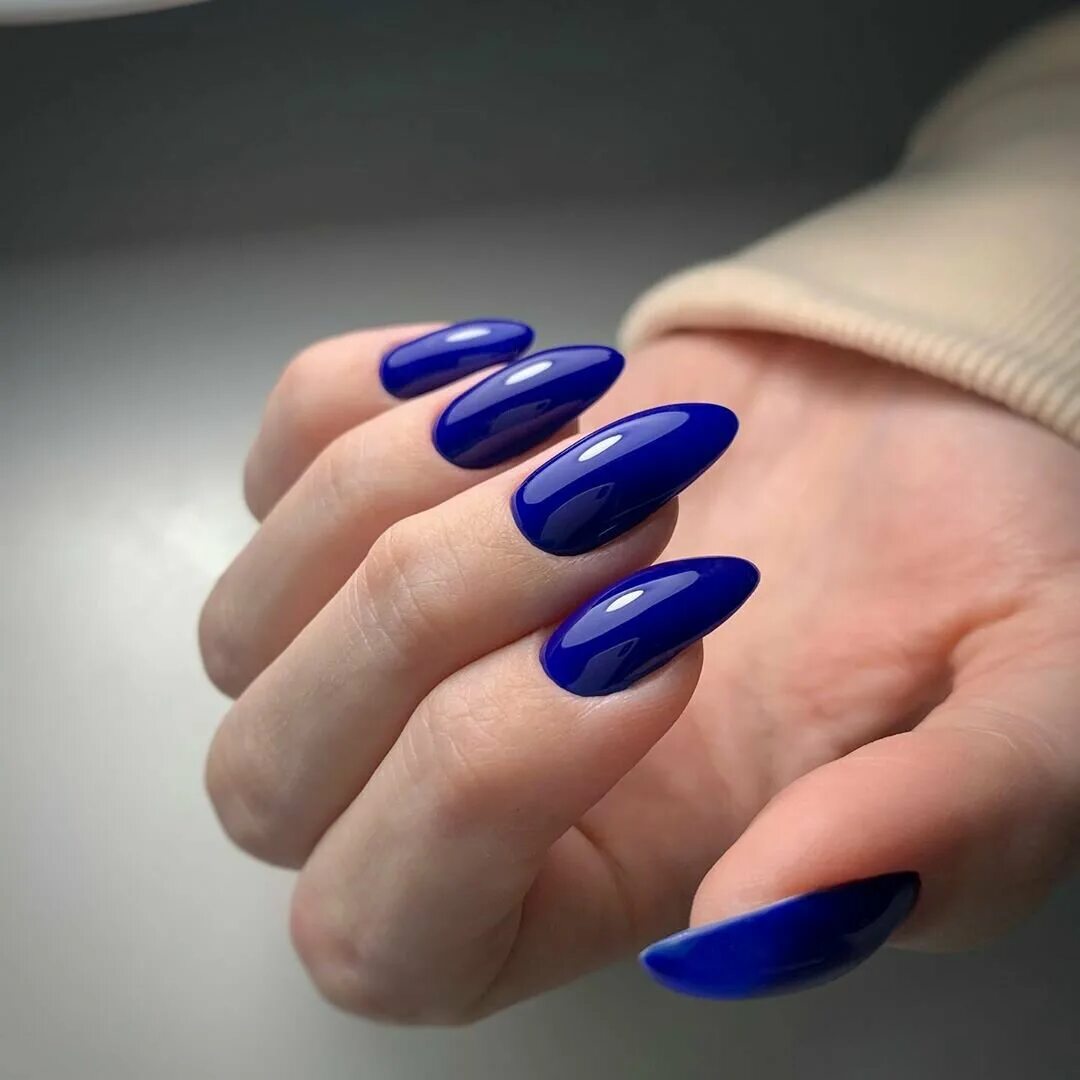 Синие ногти миндаль. Синий маник 2022. Синий маникюр миндаль. Синие ногти миндаль 2022.