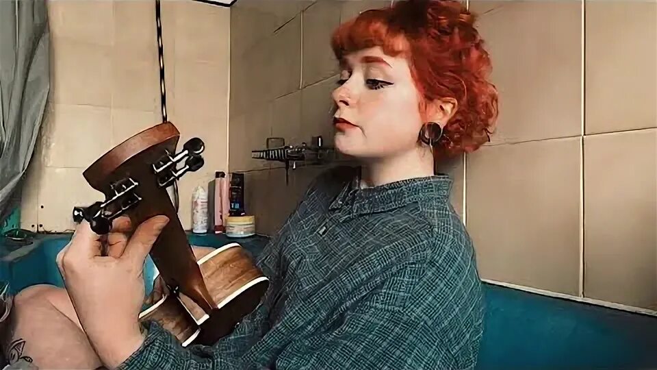 Пожалуйста песню поет
