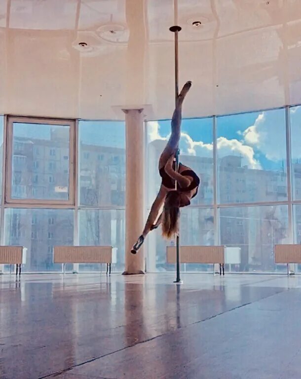 Pole dance студия. Студия pole dance. студия пол дэнс москва. студия с пилоном москва. студия pole dance интерьер.