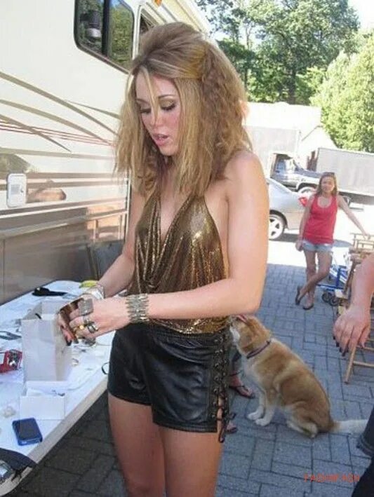 Майли сайрус who owns my. Майли сайрус who owns. майли харт. miley cyrus who owns my heart. майли сайрус ху онс май харт.