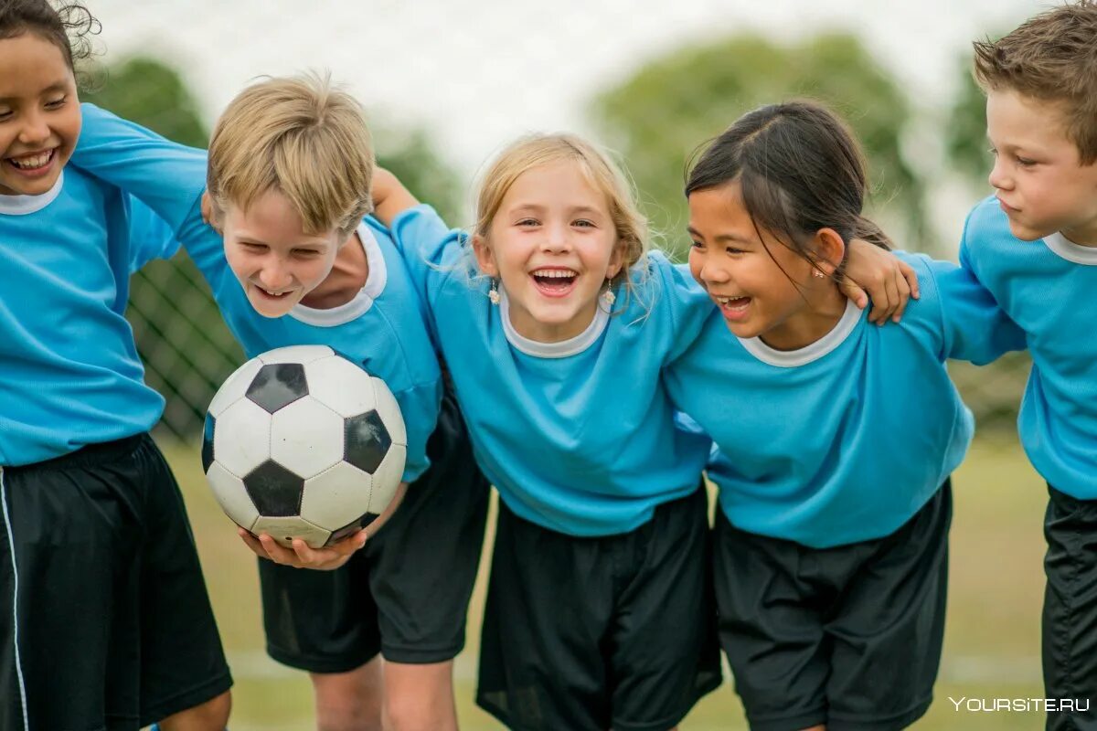 Дети спортсмены. Детский спорт. Футбол дети. Счастливые дети спорт.