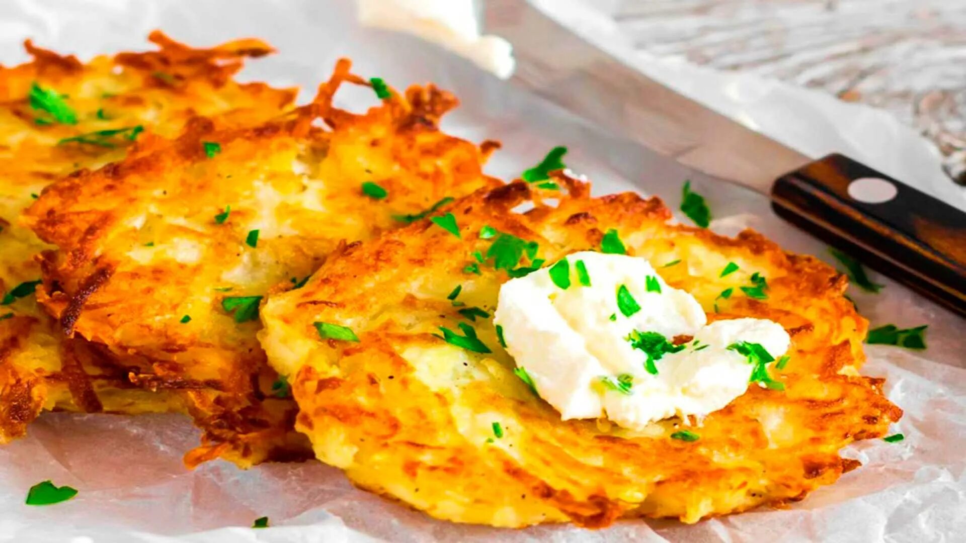 Дранники скортошки. Драники деруны. Kartoffelpuffer. Драники картофельные со сметаной. Как называются драники