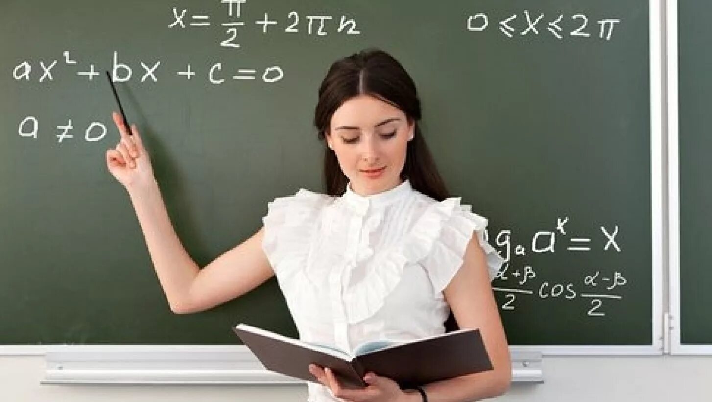 Учительница получить. Учитель у доски. учительница около доски. учительница на фоне доски. профессия учитель.
