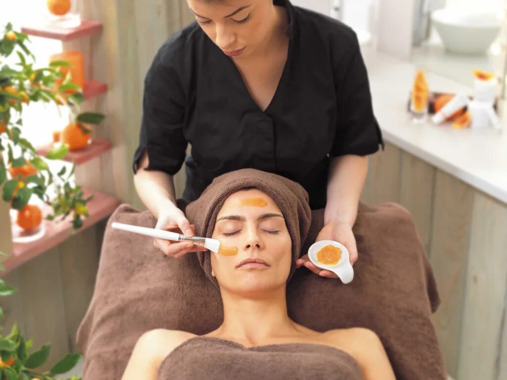 Spa педикюр. Лобелия рассада. Девушка с кремом. Мастер маникюра и педикюра. Света домашнее.