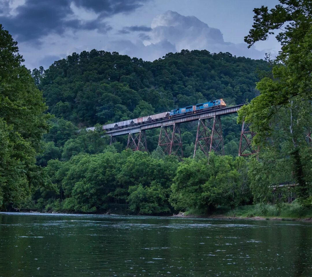 Человек идет по мосту. Человек на мосту. Сон переходить реку по мосту. Веревочный мост. Веревочный мост.